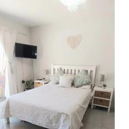 Lakeside Guest House เคปทาวน์ ภายนอก รูปภาพ