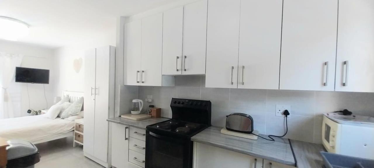 Lakeside Guest House เคปทาวน์ ภายนอก รูปภาพ